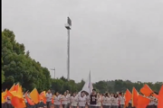 高考必胜！南京一中学内 师生齐聚操场为高三学子加油助威