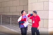 刚刚！迎接他们走出考场的是…